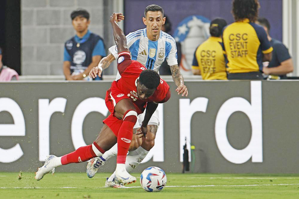 Alphonso Davies se lesiona en la semifinal contra Argentina