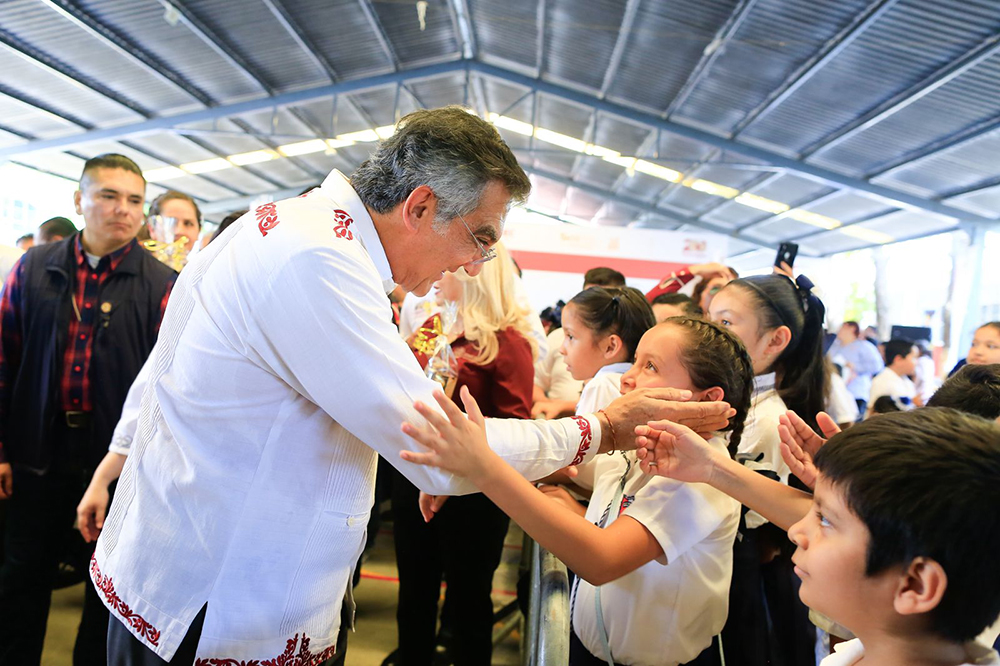 Entrega Américo becas que benefician a 54 mil estudiantes de Tamaulipas