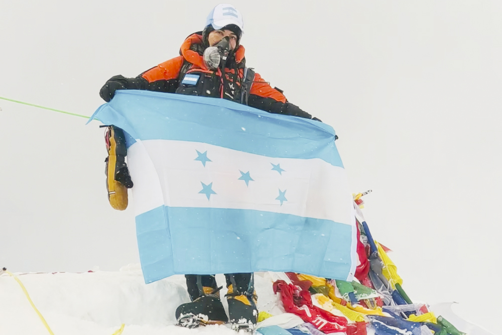 La aventura, la locura y el reto llevaron a la hondureña Raudales a la cima del Everest