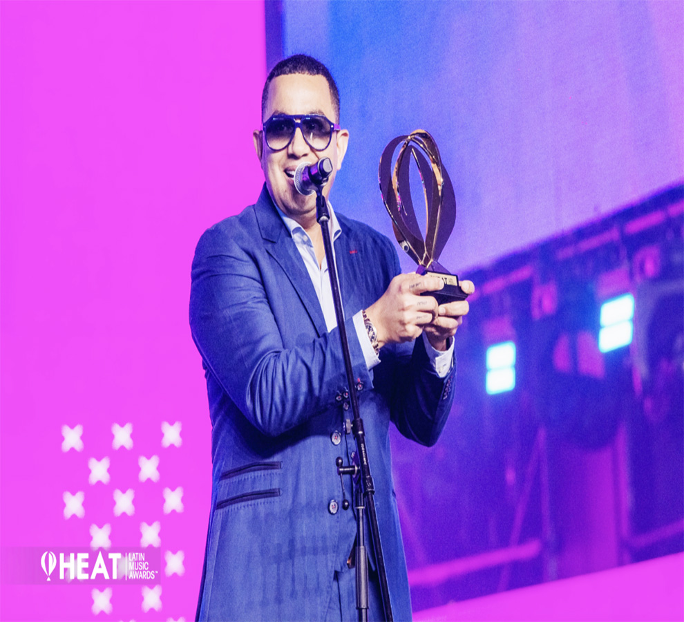 FELIPE PELÁEZ honrado con el Premio Trayectoria en los Healt Latin Music Awards 2024