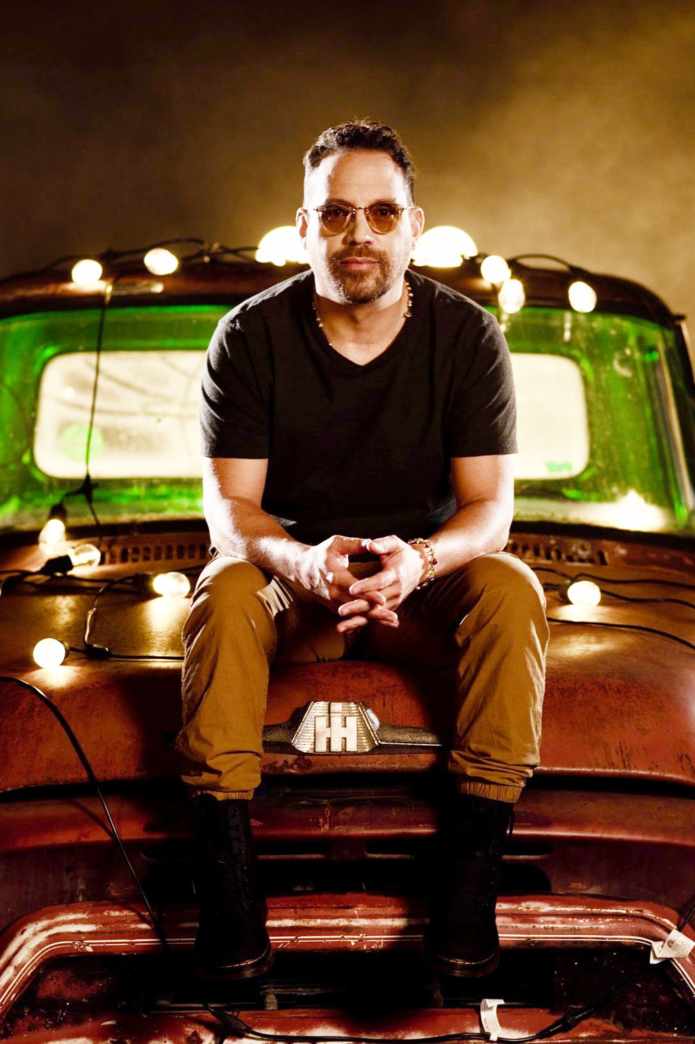 Cantautor ecuatoriano Juan F. Velasco celebra 25 años de carrera con una gira por EE.UU.