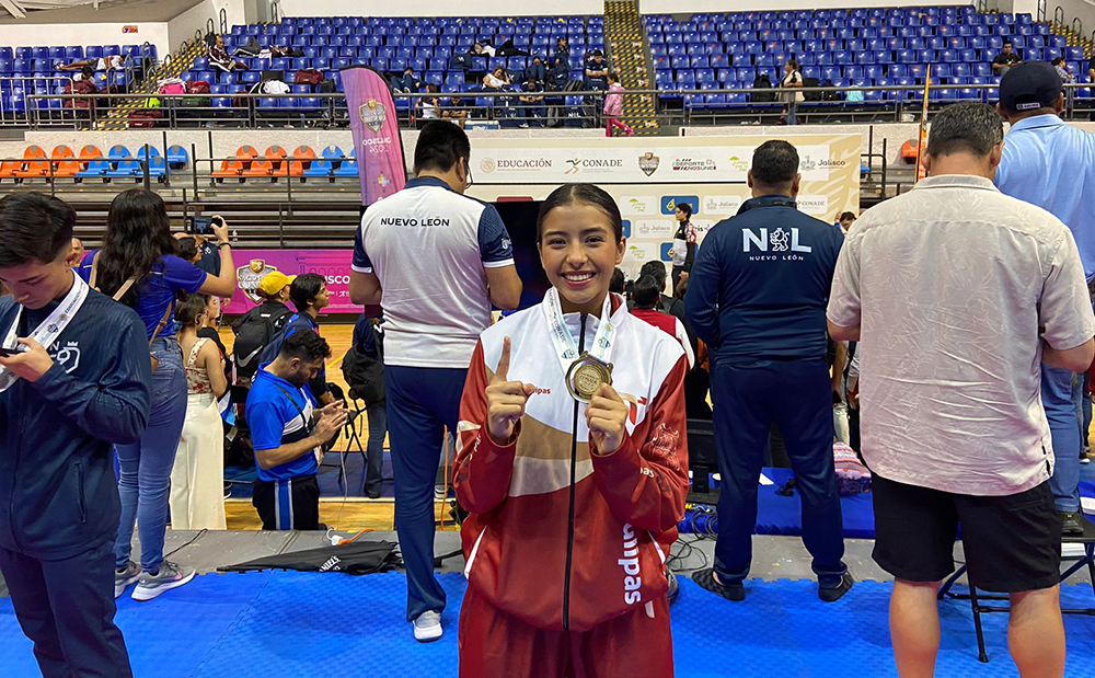 Laura Melisa, karateca de la UAT, es campeona nacional