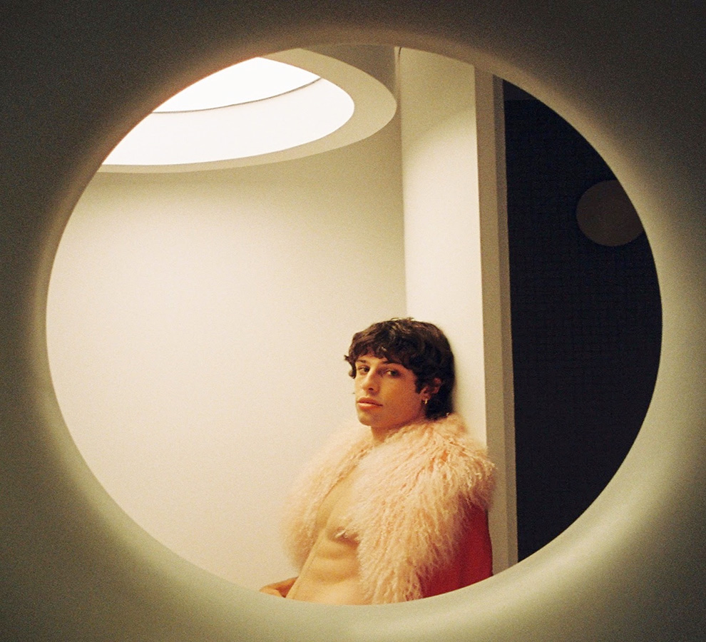 Leo Rizzi busca cautivar con “Ángel caído”