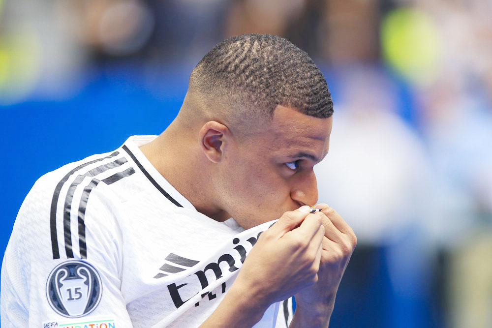Mbappé desata la locura en su presentación: besos al escudo y un “¡Hala Madrid!”