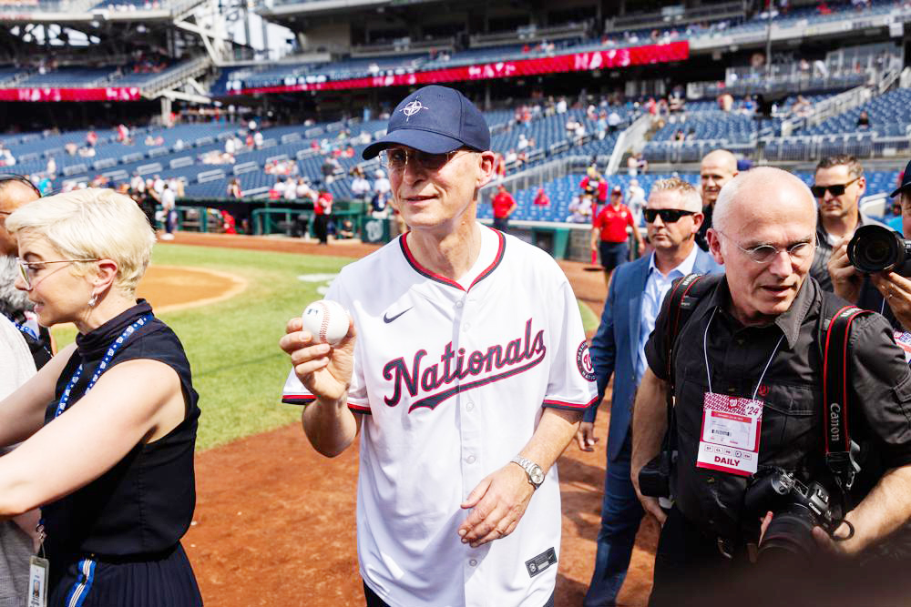 Stoltenberg realiza el lanzamiento inicial de los Washington Nationals en honor de la OTAN