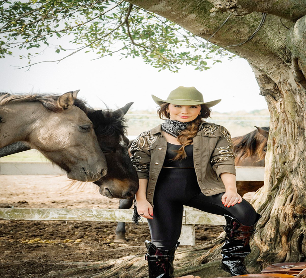 Paola Jara estrena video “Uno Se Cura”, una balada ranchera