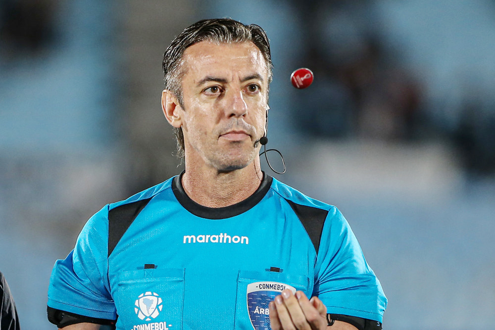 EL brasileño Raphael Claus, el árbitro de la última derrota colombiana, dirigirá la final