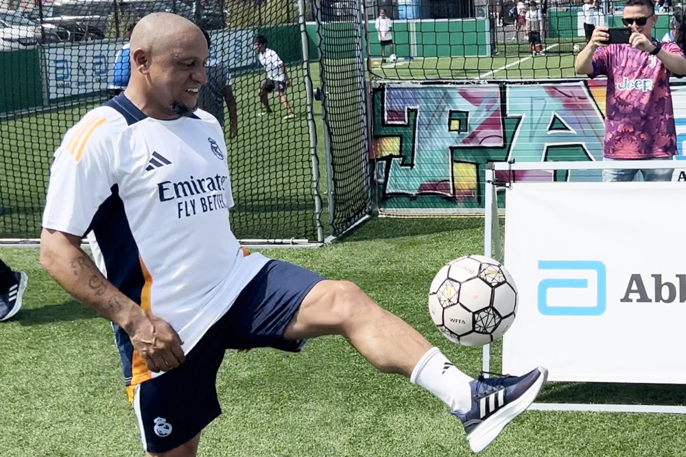Roberto Carlos juega al fútbol con 150 niños en Chicago en un evento benéfico del Madrid
