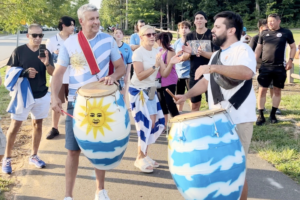 Tambores y banderas reciben a Uruguay en su última sesión antes de Colombia