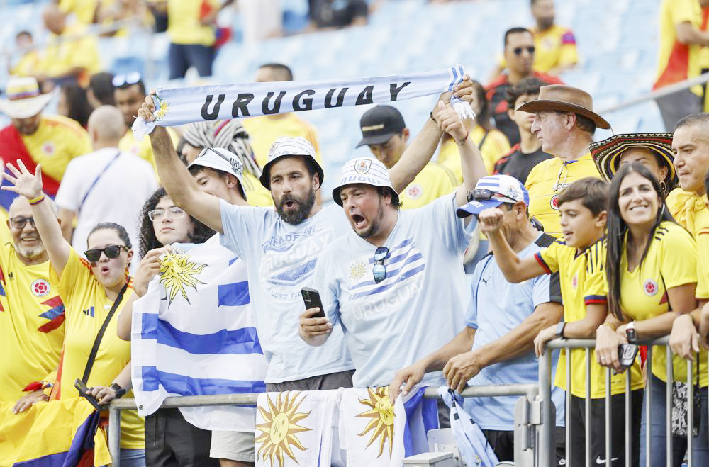 Un mar amarillo con puntos celestes