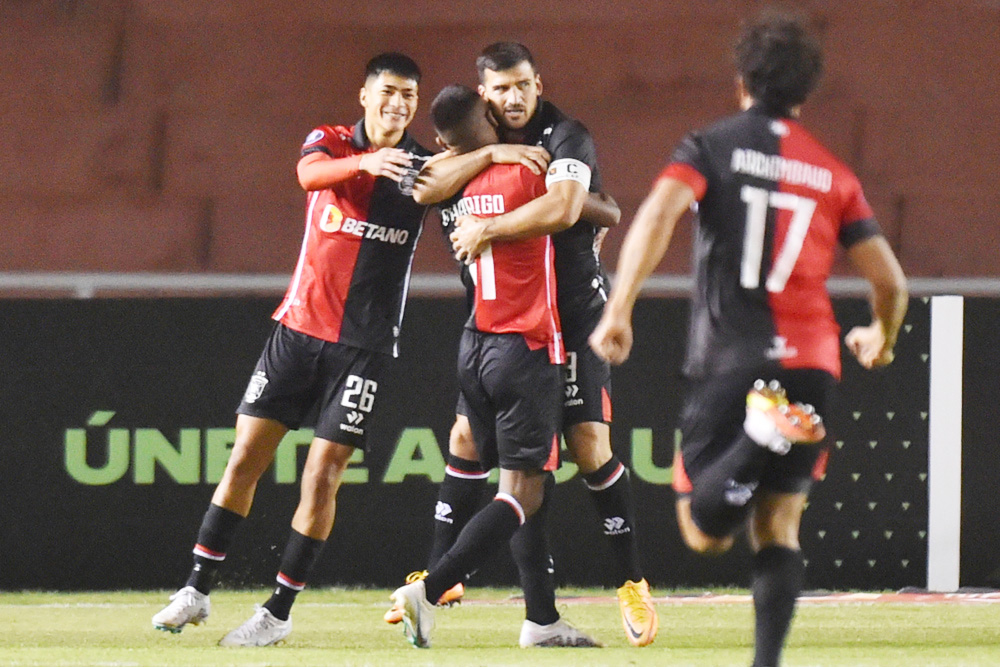 Con goles de Cuesta y Cáceres, Melgar es el primero del torneo de fútbol en Perú