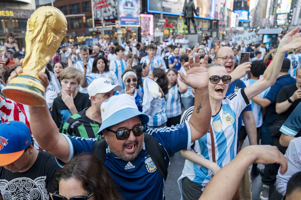 Las barras argentinas vuelven a tomar Times Square en un nuevo "banderazo"