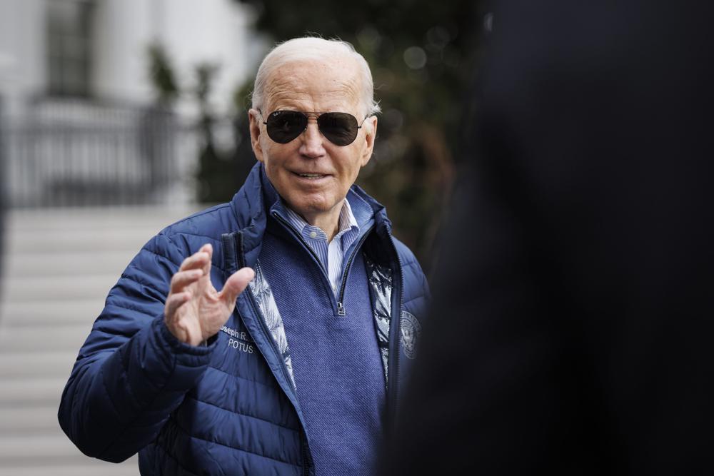 Biden aparece por primera vez en público después de poner fin a su campaña presidencial