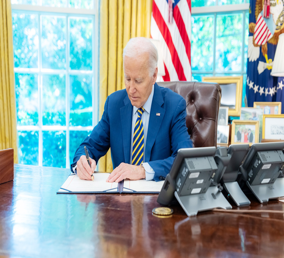 Joe Biden fortalece derechos laborales con nueva regulación de protección de horas extras