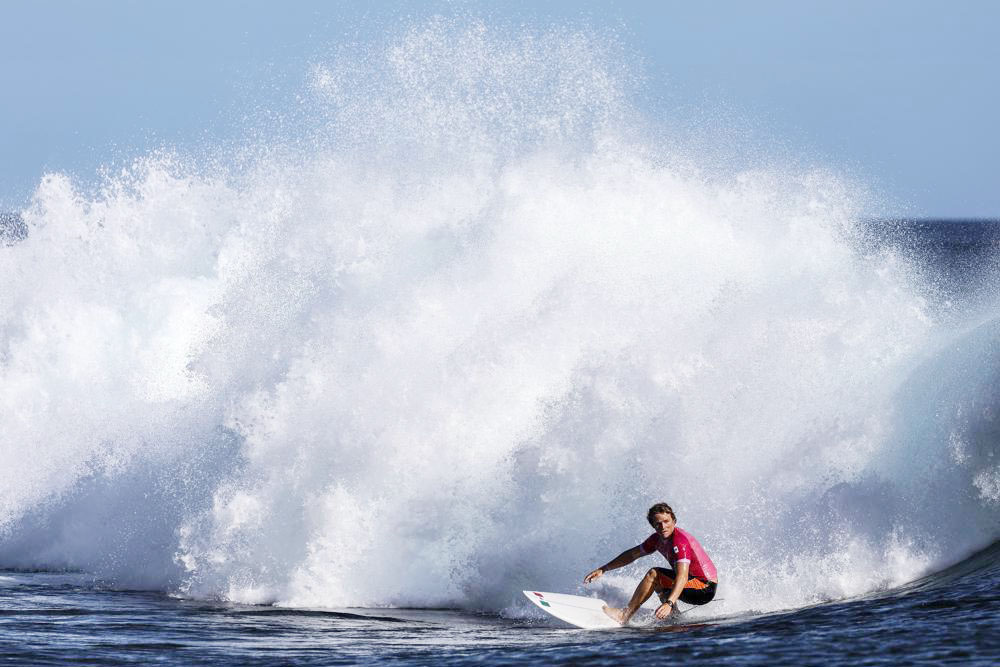 Las olas en Tahití seleccionan a los mejores 32 surfistas