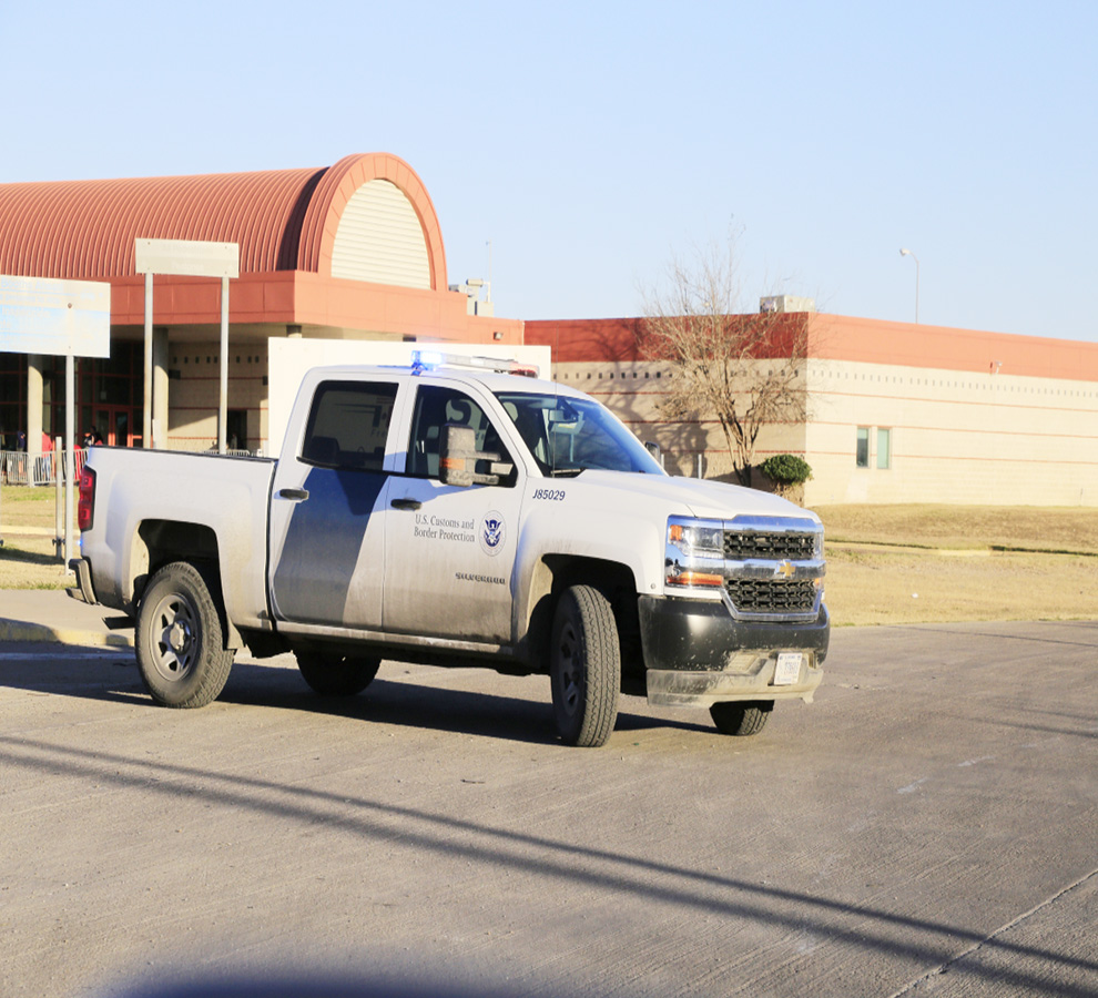 Perros de la Patrulla Fronteriza detectan metanfetaminas por 5.1 millones entre pepinos