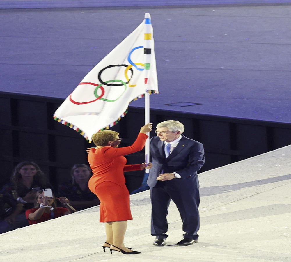 La bandera olímpica aterriza en Los Ángeles: cuenta atrás para los JJ.OO. de 2028