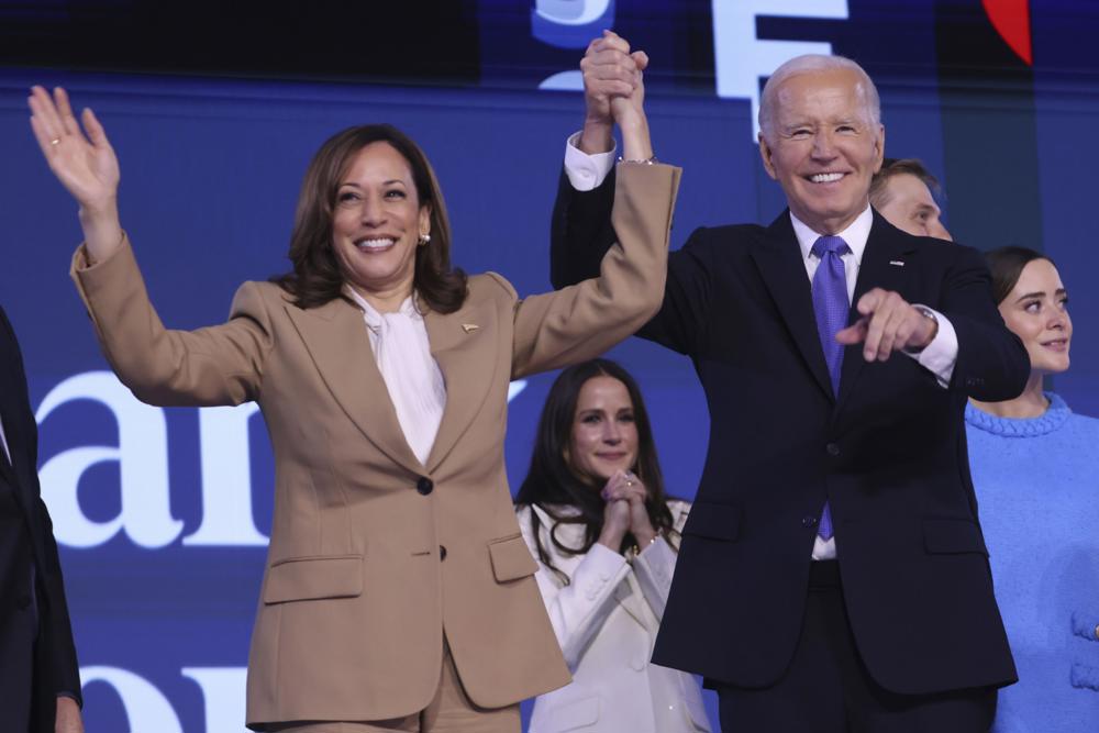 Biden recibe un abrumadora ovación en la convención demócrata y pasa el testigo a Harris
