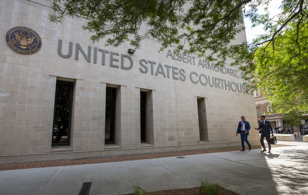 Mayo’ Zambada aparece ante el juez en silla de ruedas y una suéter con el lema carpe diem