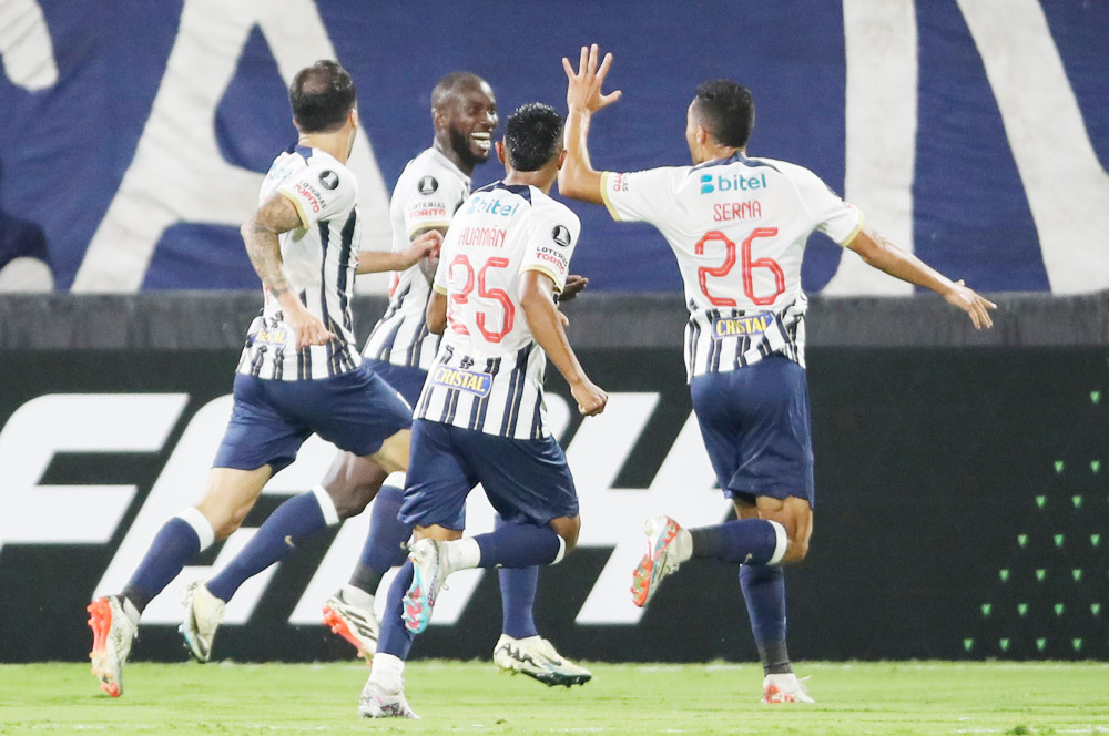 Alianza Lima lidera el torneo peruano de fútbol, seguido por Cristal y Universitario