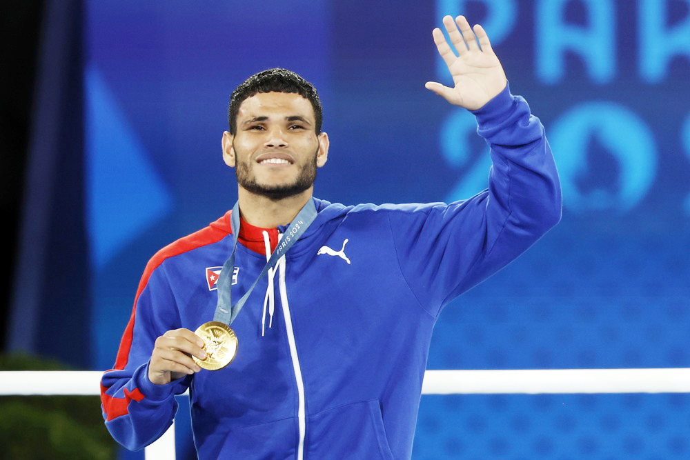 El cubano Erislandy Álvarez se cuelga el oro en -63,5 kg tras ganar a Sofiane Oumiha