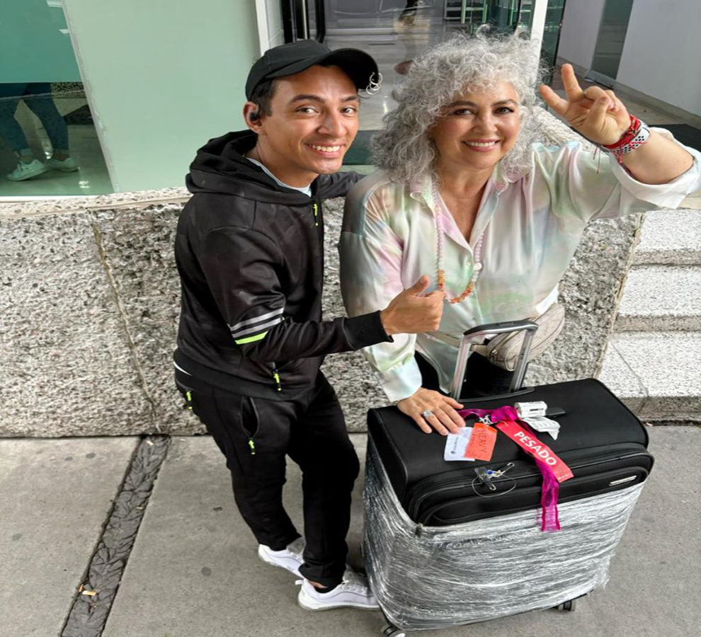 Amanda Miguel supera contratiempo con maleta y deleita a su público