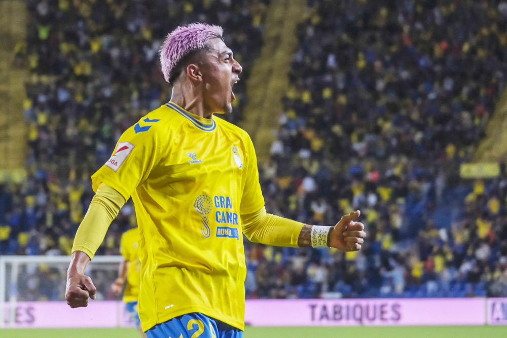 El mexicano Julián Araujo viajó a Bournemouth para cerrar su pase con el club inglés