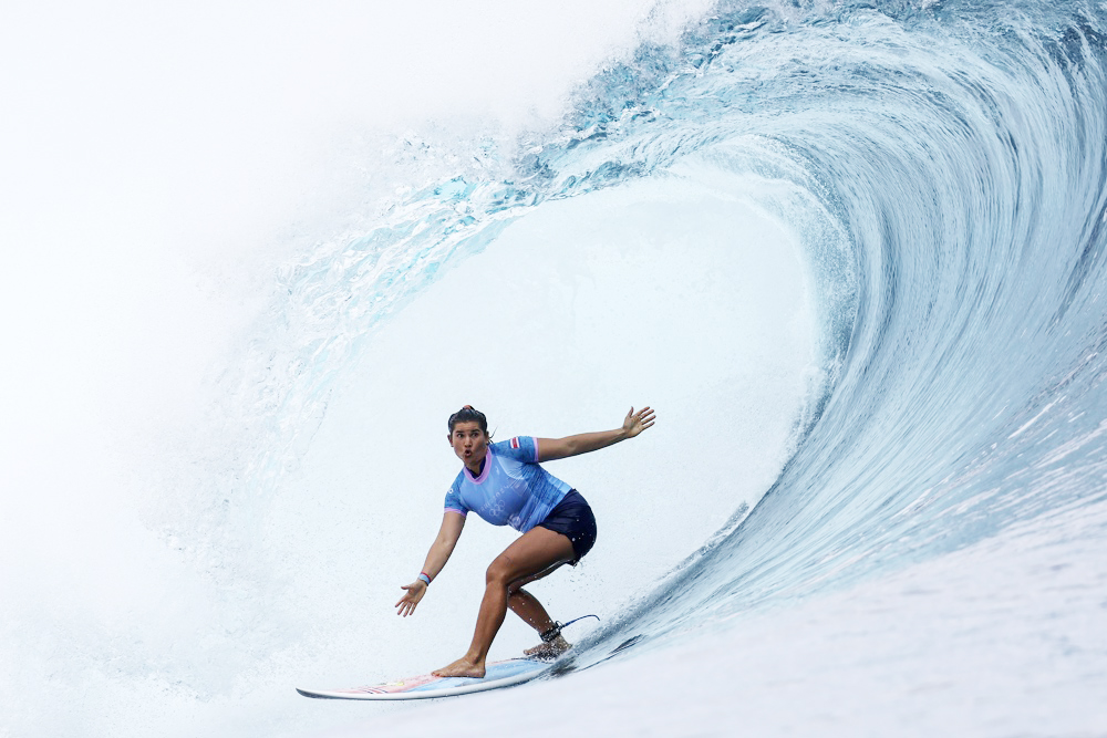 La costarricense Brisa Hennessy se mete en las semifinales del surf de París 2024