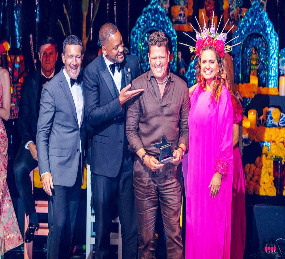 Carlos Vives es condecorado en la Gala Starlite por su labor filantrópica