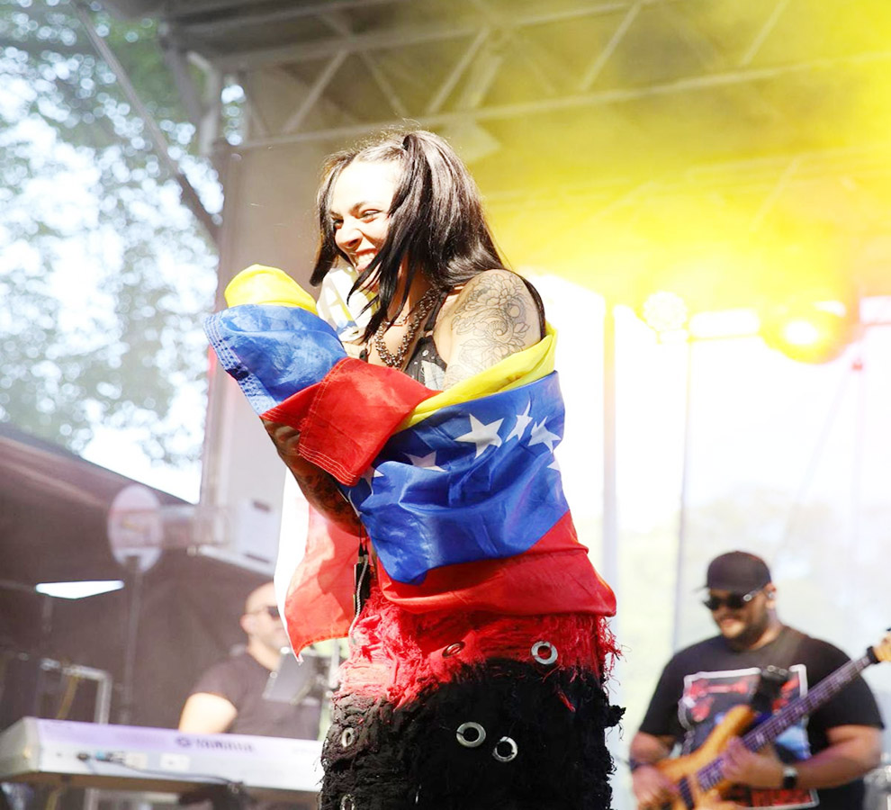 Carmen DeLeon manda fuerza a Venezuela desde el Lollapalooza Chicago
