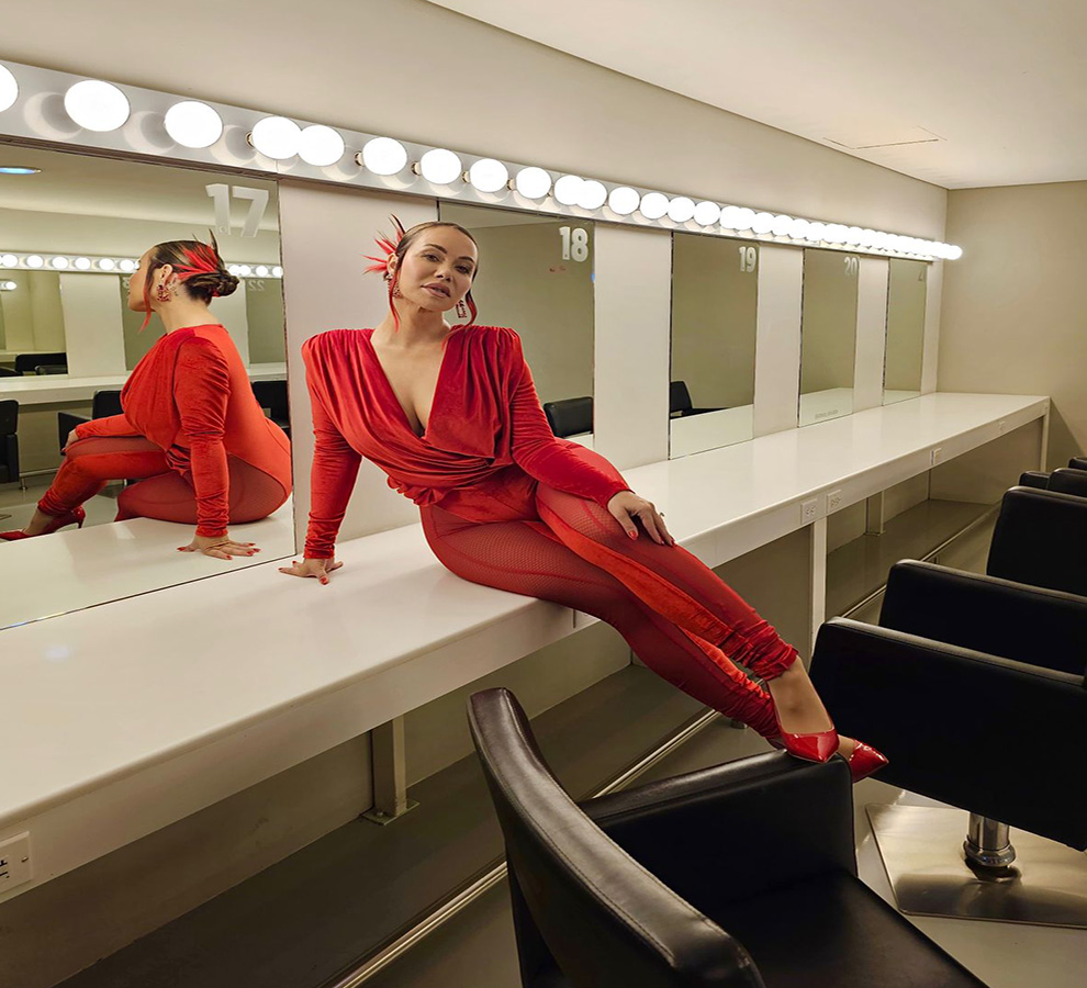 CHIQUIS  sigue deslumbrando como crítica de “La Academia”