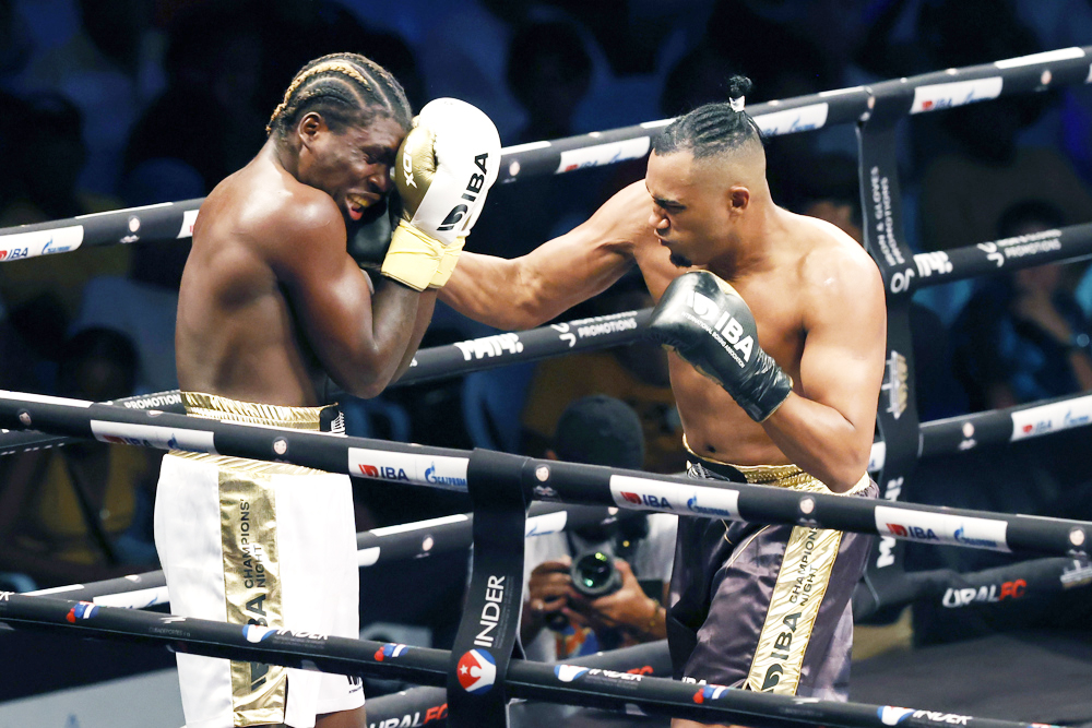 Los cubanos La Cruz y López logran los títulos del mundo pesado y semipesado en La Habana