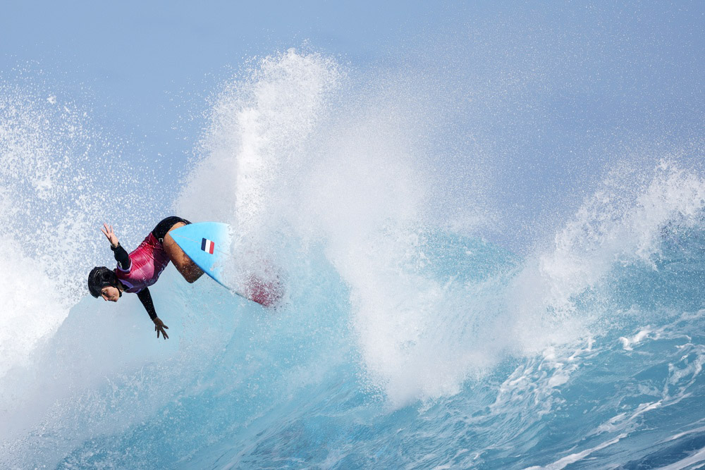 Johanne Defay derrota a Brisa Hennessy en el duelo por el bronce del surf de París 2024