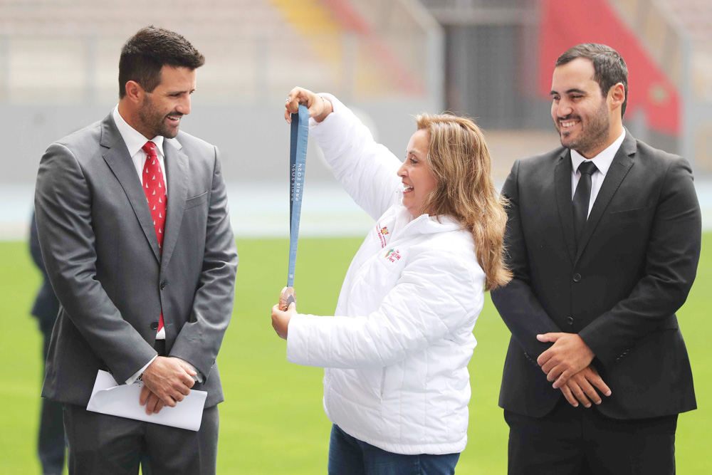 Boluarte le entrega los Laureles Deportivos al medallista peruano Stefano Peschiera