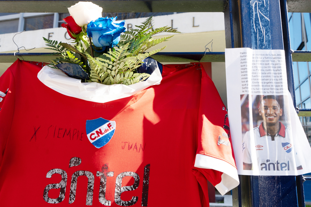 Fanáticos de Nacional dejan flores y mensajes para Juan Izquierdo en la sede del club