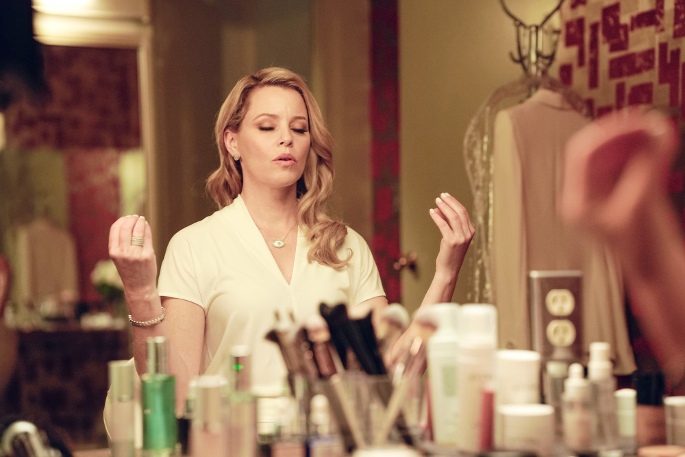 Elizabeth Banks y Luis Gerardo Méndez rivalizan por el imperio de la belleza en ‘Skincare’