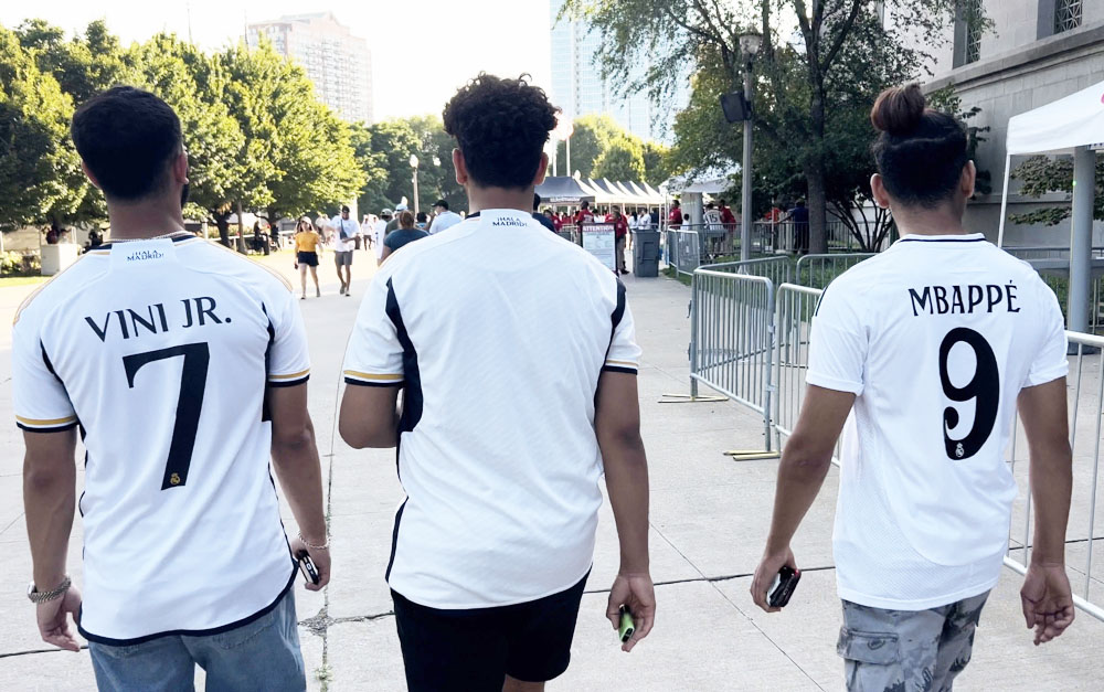 La 9 de Mbappé, la camiseta más presente en el Soldier Field
