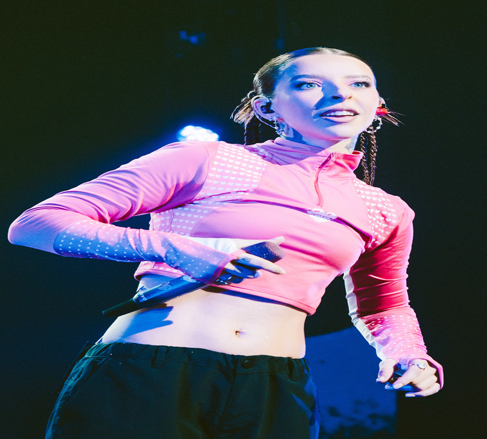 Young Miko procesa el impacto de la fama desde los escenarios con su tour ‘XOXO’