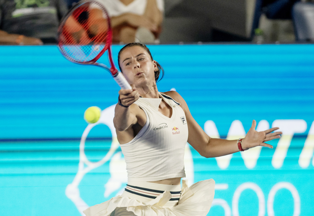 La estadounidense Emma Navarro sufre para vencer a la colombiana Osorio