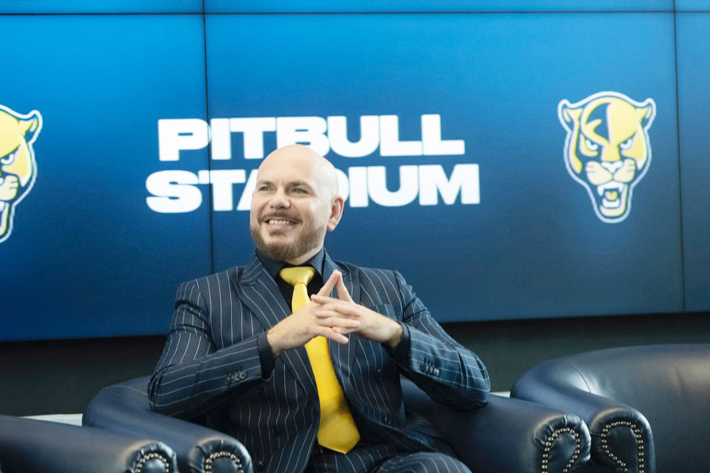 Cantante Pitbull da nombre a estadio de fútbol americano de universidad de Miami
