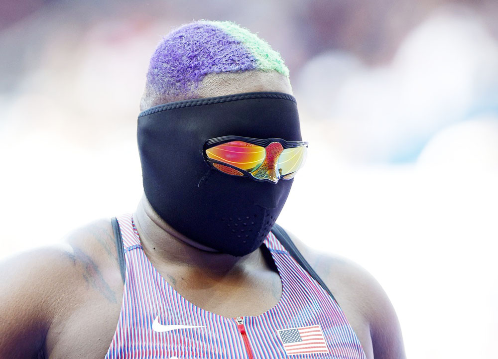 Raven Saunders sorprende al mundo con una máscara, gafas de sol y el pelo violeta y verde