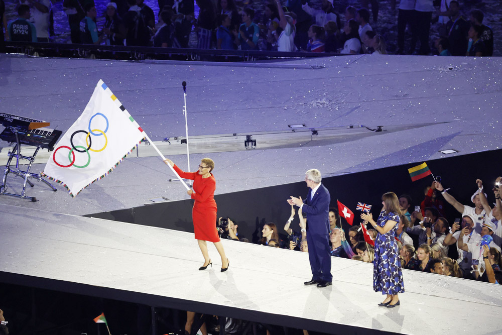 Los Ángeles 2028 recibe la bandera olímpica