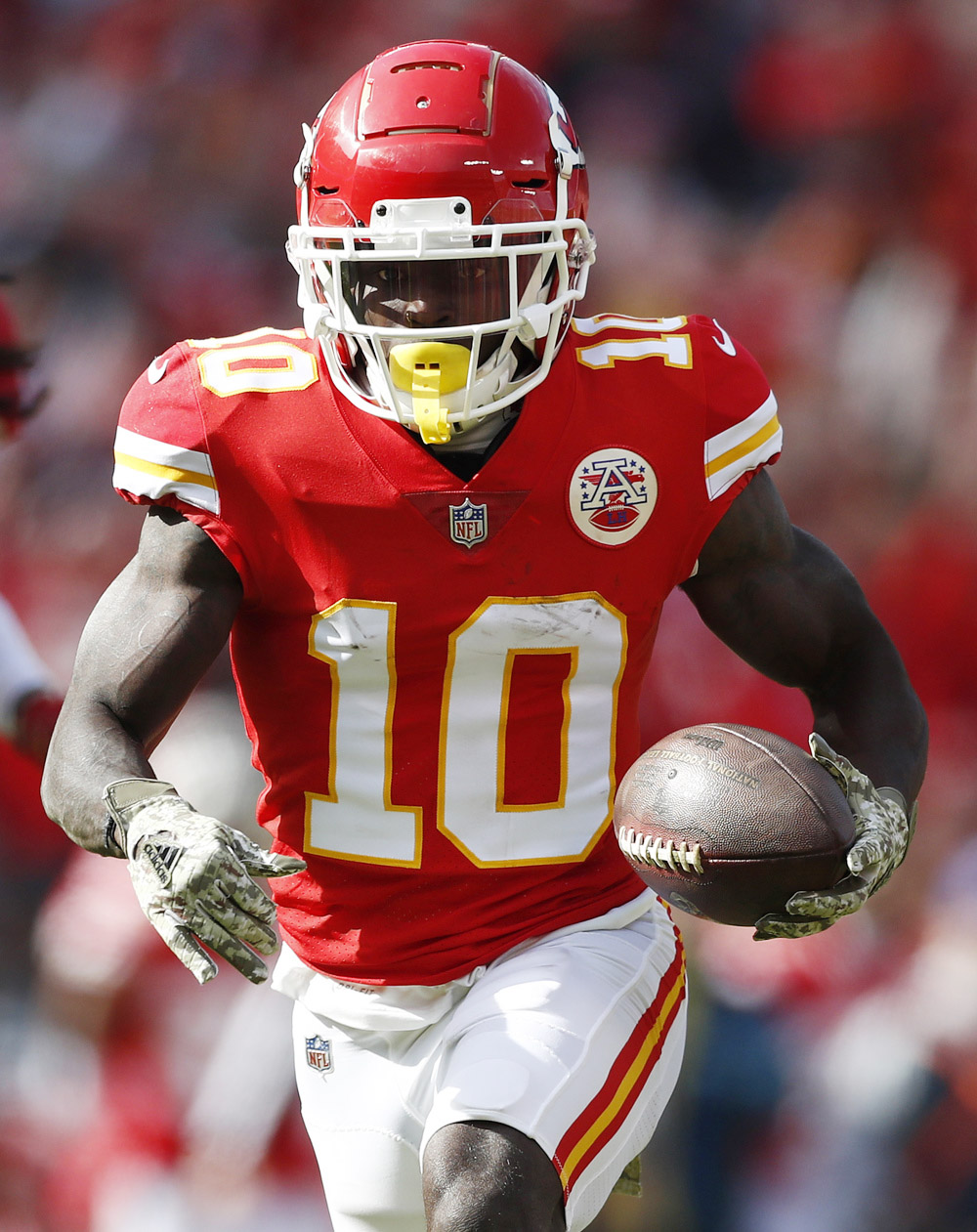 Tyreek Hill, número uno del Top 100 de NFL, firma por 90 millones de dólares con Miami