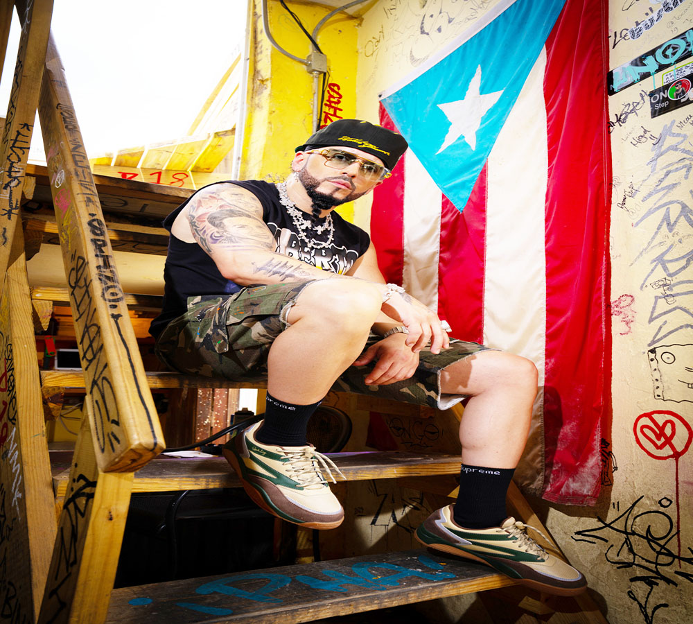 Yandel lanzará sus nuevas zapatillas junto a la marca del exbaloncestista Patrick Ewing