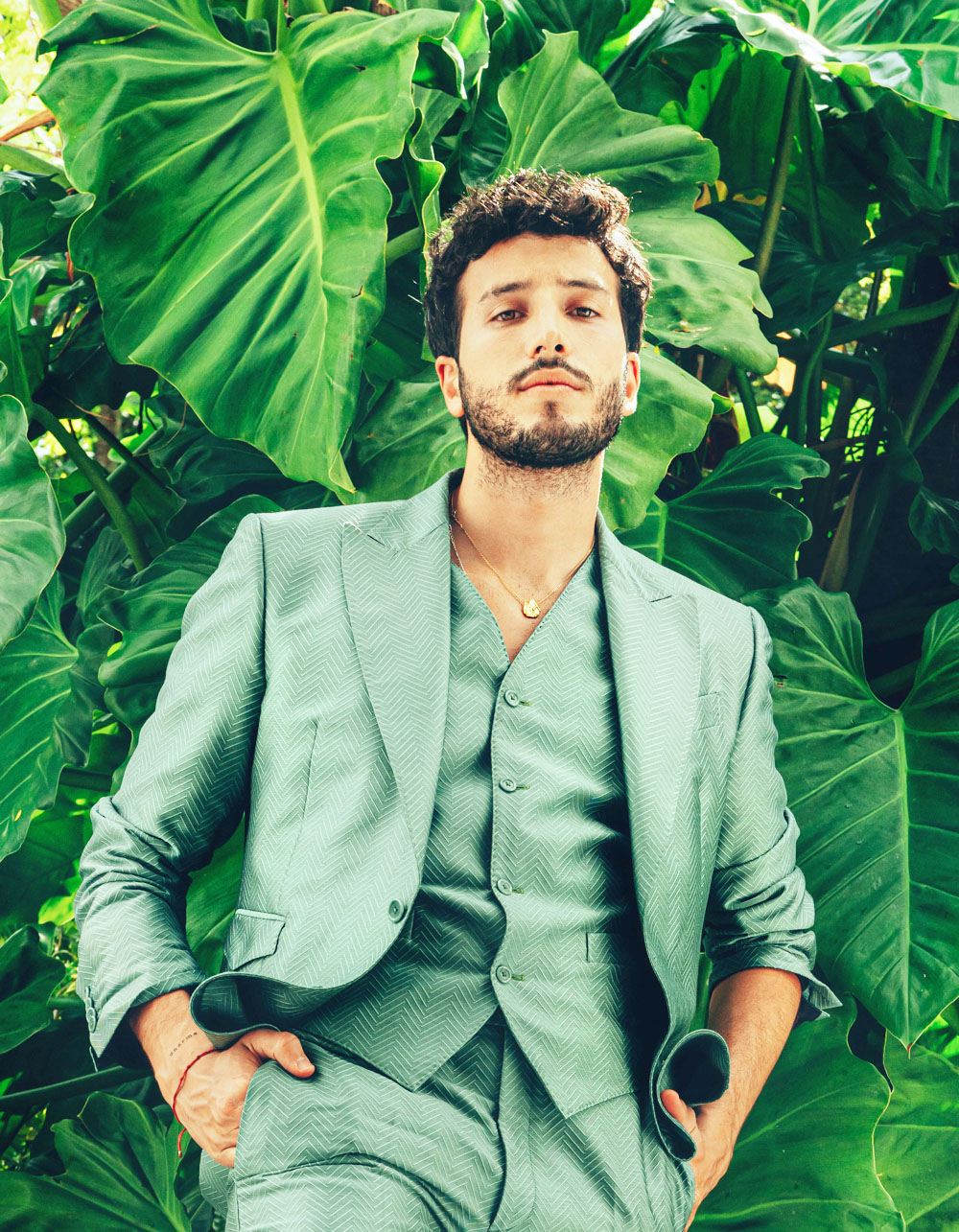 Sebastián Yatra entrega beca de la fundación Latin Grammy a contrabajista cubano