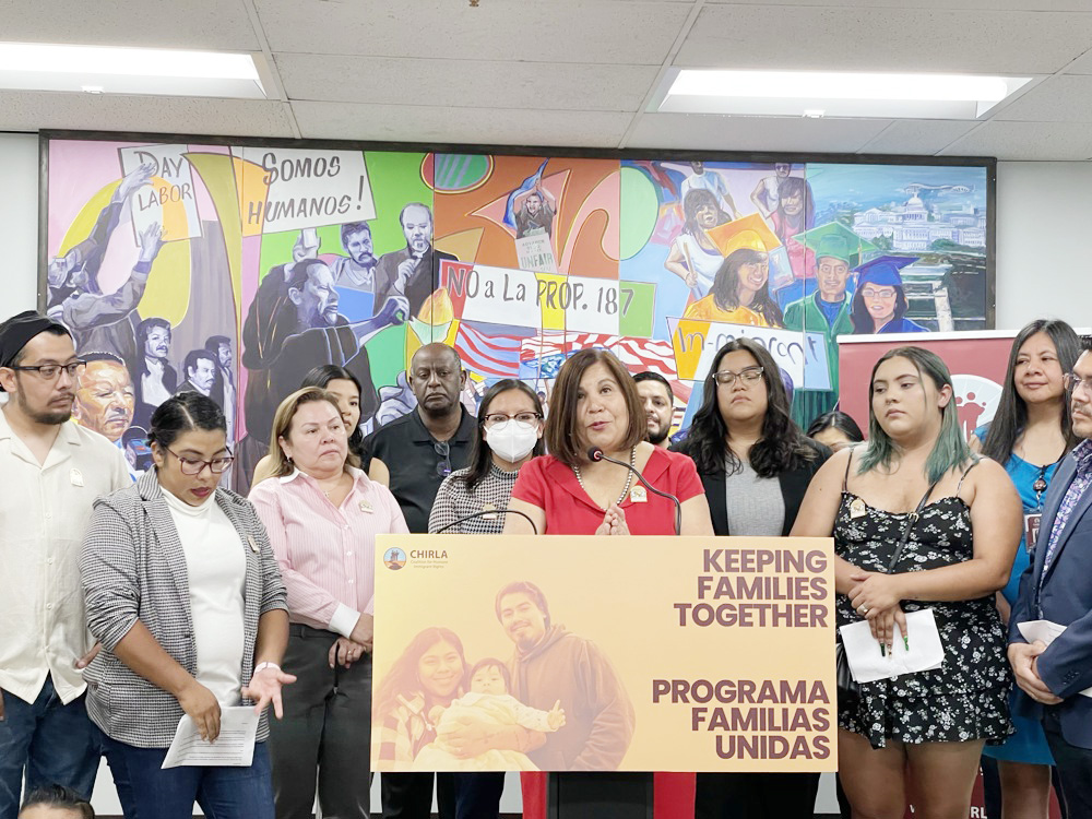 Urgen a medio millón de migrantes a inscribirse en nuevo plan de legalización de Biden