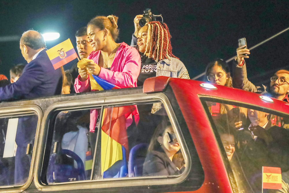 Las hermanas Neisi Dajomes y Angie Palacios celebran bronces ganados tras superar lesiones