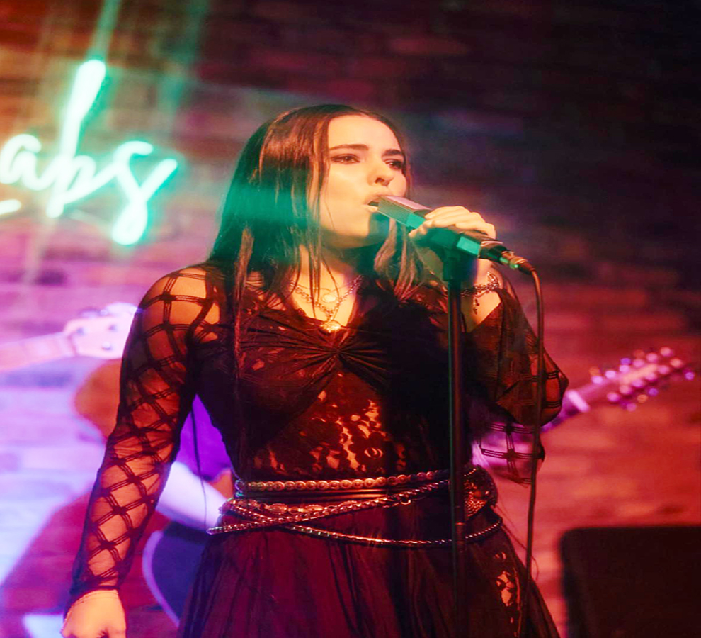 KARINA SOFÍA cautiva en Miami con una poderosa actuación en Savage Labs. Malandrona