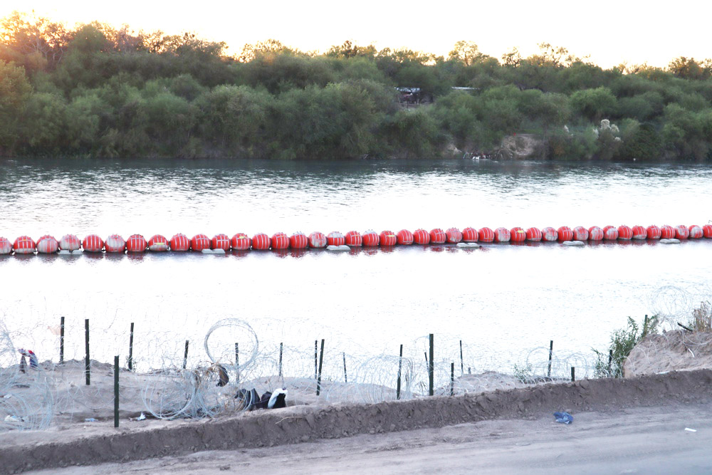 Texas promete seguir su pelea para mantener la barrera de boyas en la frontera con México