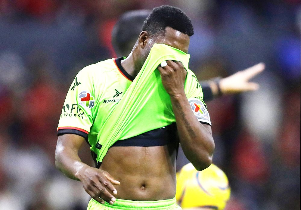 El colombiano Hurtado libra con éxito cirugía y regresará a la cancha en cuatro meses